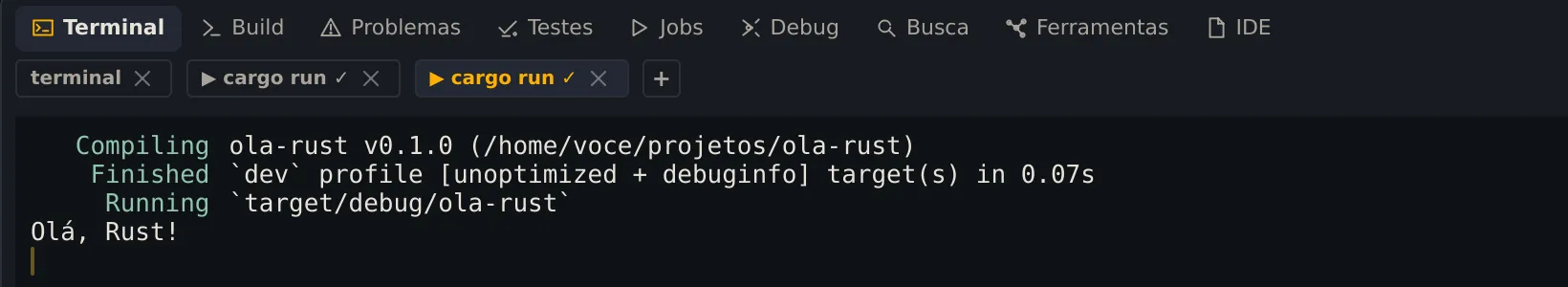 A segunda aba cargo run com ✓: o Cargo compila de novo e o programa imprime Olá, Rust!
